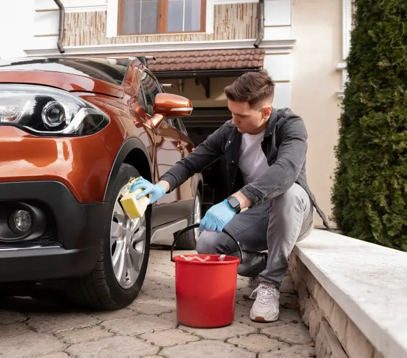 Lavage auto à domicile Ceyzérieu : professionnel intervenant sur un véhicule